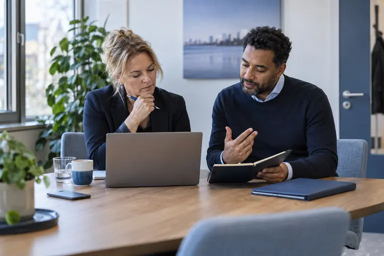Casemanager en arbeidsdeskundige bereiden samen een gesprek met de werkgever voor