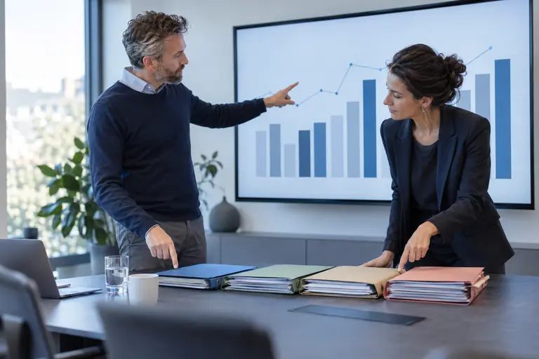 Professional presenteert verzuimcijfers op een scherm